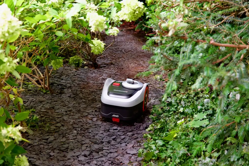 Robot jadący po korze w rabacie Segway Navimow i210 AWD – robot koszący AWD, stabilny przejazd po korze i nierównym podłożu